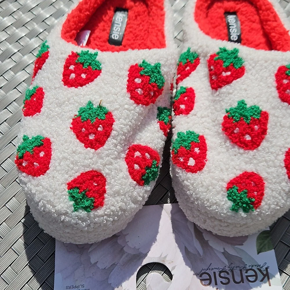 NEW WITH TAGS Kensie Size 6/7 Ivory Red Strawberries Fuzzy Memory Foam Slippers - Picture 7 of 17